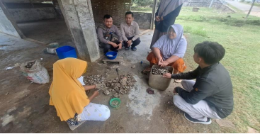 Perempuan Pemutus Rantai Kemiskinan Nelayan Kecamatan Seuneddon Kabupaten Aceh Utara